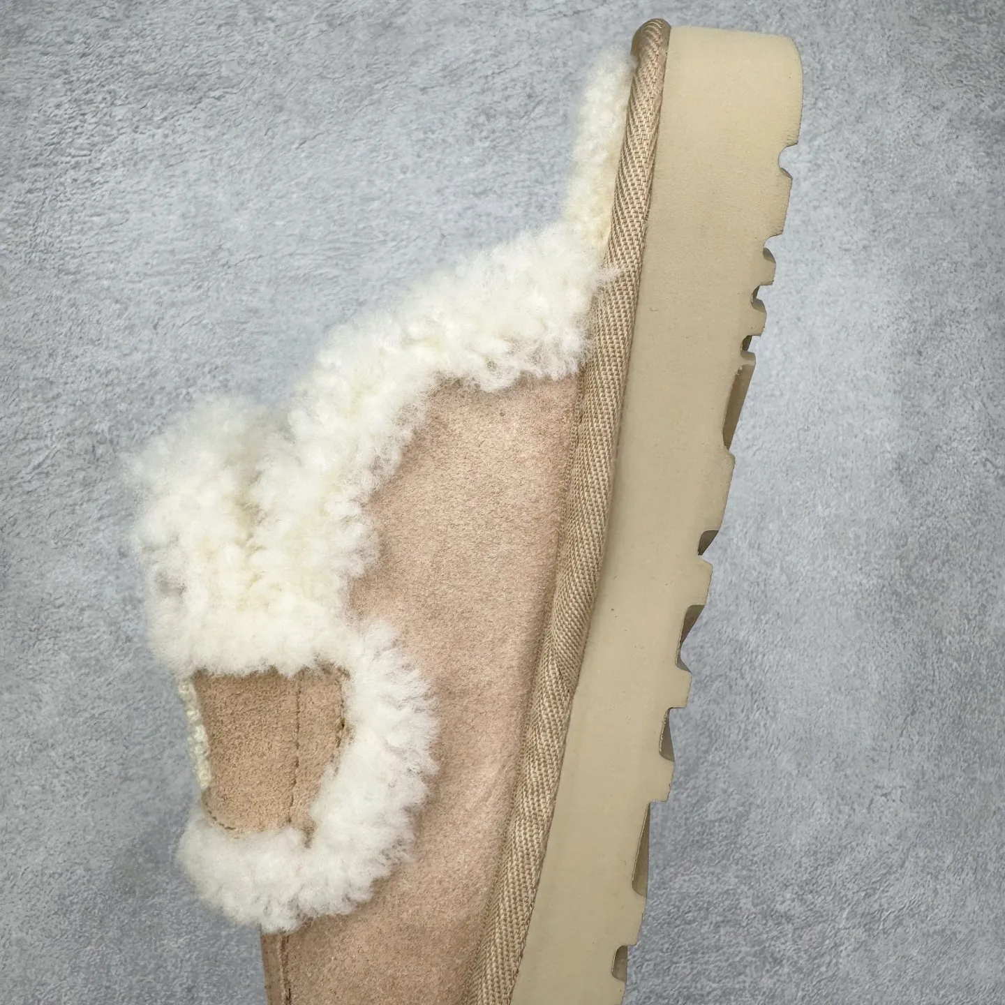 Pick up locally 💰 440 UGG slippers 1206 letter embroidered classic short-tube autumn and winter sheep fur all-in-one snow boots All shoes are made from the same factory as ZP Longfeng A-grade Australian imported sheep fur all-in-one Brand OEM production line Fully follow the ZP process flow OEM original pattern maker Adhere to no original shoes and no development selection Pay attention to every detail The most authentic version on the market TREADLITE "Light Wing" technology outsole Lightweight/durable/flexible/pile size: 35 36 37 38 39 40 Coding: by2936070